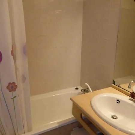 T2 4 Pers, Centre-village, Proche Pistes Et Commerces, Balcon Sud, Piscine L'ete - Fr-1-342-145